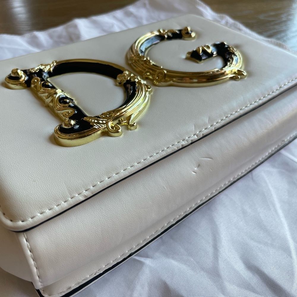 Front flap with hidden magnetic closure • Galvanized vintage gold sliding chain - Picture 6 of 6